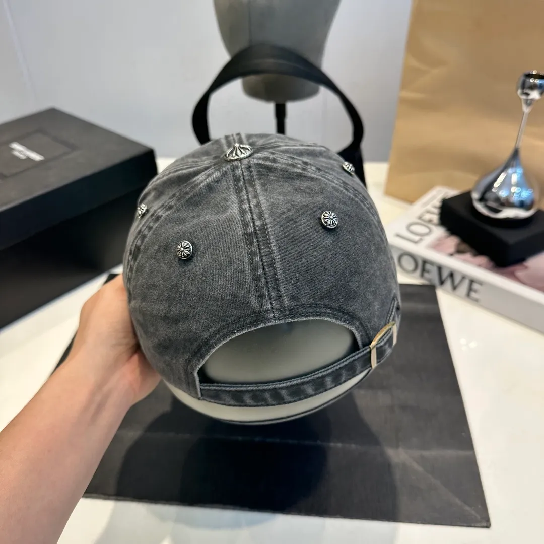 P60 Croxin Autumn New Washed Denim Baseball Cap 🧢 The colors of the small label are really eye-catching. The soft-top design of the entire hat fits perfectly on the head and is very comfortable. The color and texture are relatively retro and very versatile. Highly recommended. A must-have item for everyone.